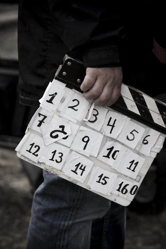 西方人,一个人,站,竖图,室外,白天,正面,欧洲,欧洲人,仅一个男性,仅一个人,仅一个中年男性,握,标志,工具,数字,文字,字符,拿,拿着,标识,站着,握着,阿拉伯数字,场记板,场记打板,场记牌,导演板,电影打板,电影工具,男人,男性,中年男性,白种人,站立,半身,彩图,拍摄,电影