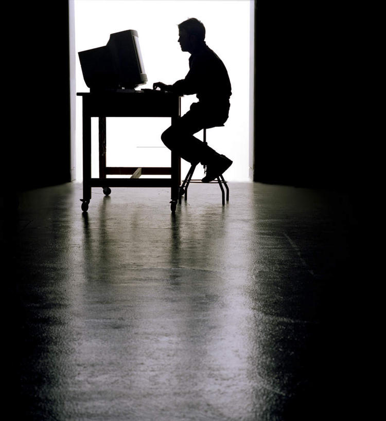 西方人,一个人,坐,竖图,室内,白天,侧面,集体,电脑,显示器,鼠标,键盘,桌子,椅子,欧洲,欧洲人,仅一个男性,仅一个人,服装,网络,办公桌,利益,注视,休闲装,输入设备,通讯设备,座椅,仅一个年轻男性,衣服,观察,看,休闲,团体,休闲服,台式电脑,服饰,奋斗,观看,愿望,察看,组织,工作室,关注,努力,通信设备,输出设备,理想,升降椅,男人,男性,年轻男性,白种人,坐着,彩图,全身