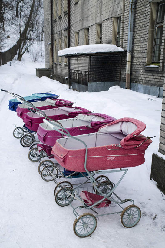 无人,家,竖图,俯视,室外,白天,美景,树林,雪,植物,大雪,一堆,阴影,堆叠,堆积,光线,影子,房屋,墙,屋子,积雪,景观,雪景,冬季,冬天,楼房,墙壁,墙面,住宅,车,婴儿车,树,树木,绿色,阳光,自然,景色,寒冷,生长,成长,堆,自然风光,载具,五辆,严寒,宝宝车,婴儿手推车,婴儿推车,彩图,高角度拍摄,房子