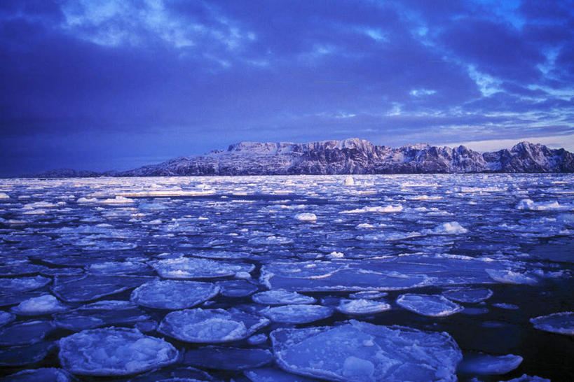 无人,横图,室外,白天,正面,旅游,度假,河流,石头,美景,山,山脉,水,丹麦,欧洲,阴影,光线,石子,影子,冰,河水,景观,山峰,水流,云,云朵,山峦,云彩,娱乐,蓝色,白云,蓝天,天空,阳光,自然,浮冰,群山,天,享受,休闲,景色,放松,寒冷,晴朗,冰冷,自然风光,北欧,格陵兰,格陵兰岛,严寒,丹麦王国,冰凉,酷寒,凛冽,凛凛,极冷,流冰,浮冰块,石块,岩石,晴空,彩图