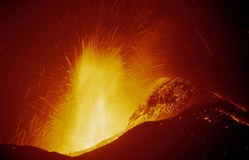 无人,横图,室外,白天,正面,旅游,度假,热情,火山,美景,岩浆,火,欧洲,冰岛,阴影,飞溅,溅,光线,火焰,液体,影子,景观,水滴,灯光,燃烧,娱乐,水珠,红色,自然,享受,休闲,景色,熔岩,放松,喷洒,自然风光,北欧,冰岛共和国,活火山,死火山,休眠火山,彩图