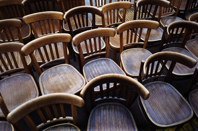 无人,餐厅,横图,俯视,室内,白天,椅子,一排,整齐,木椅,古典,排列,队列,长久,久长,悠长,悠久,彩图,高角度拍摄,餐馆,饭店,饭馆