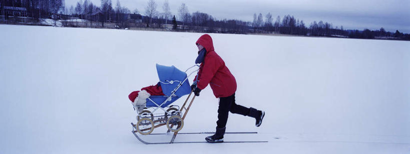 西方人,一个人,走,推,横图,室外,白天,侧面,雪,植物,大雪,瑞典,欧洲,欧洲人,仅一个年轻女性,仅一个女性,仅一个人,一堆,一辆,一排,阴影,堆叠,堆积,服装,整齐,光线,影子,积雪,雪景,冬季,冬天,注视,车,婴儿车,树,树木,排列,衣服,蓝色,绿色,蓝天,天空,阳光,自然,天,观察,看,温暖,寒冷,服饰,生长,成长,观看,羽绒服,堆,保暖,察看,御寒,斯堪的纳维亚,队列,关注,载具,北欧,斯堪的纳维亚半岛,严寒,瑞典王国,宝宝车,婴儿手推车,婴儿推车,冬装,年轻女性,女人,女性,白种人,步行,散步,走路,彩图,全身