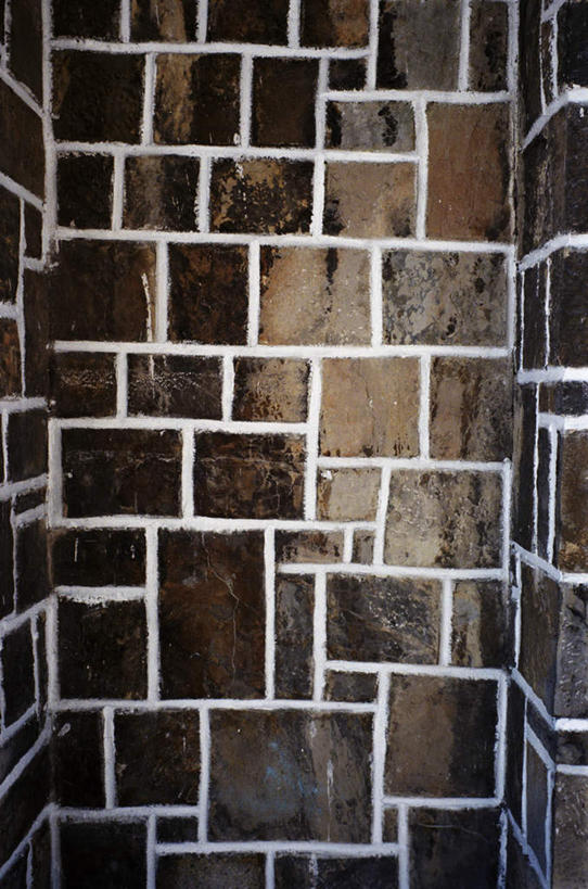 无人,竖图,室外,特写,白天,正面,静物,阴影,形状,光线,影子,墙,褐色,砖墙,墙壁,墙面,阳光,比较,褪色,风格,对照,形态,外形,气势,比拟,格调,派头,气概,作风,彩图