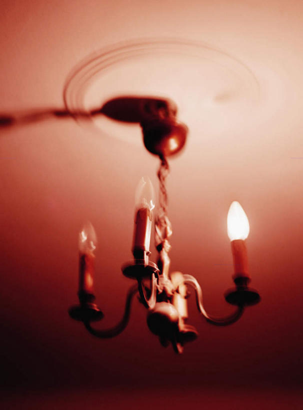 无人,竖图,室内,特写,白天,仰视,节能,天花板,照明,阴影,环保,光线,灯泡,影子,灯光,水晶,吊灯,灯,节能灯,灯具,四个,能源,照亮,照明设备,低碳,照明工具,荧光灯,水晶制品,火焰灯泡,尖形灯泡,烛形灯泡,彩图,低角度拍摄