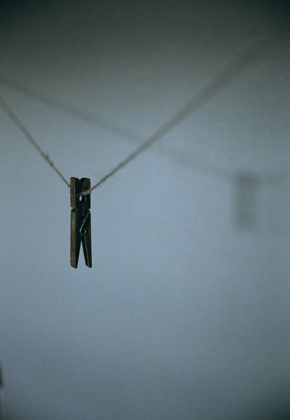 无人,竖图,室外,特写,白天,仰视,雾,静物,吊挂,悬挂,朦胧,模糊,木制,挂,一个,夹子,晾衣绳,木制品,绳子,单个,迷雾,衣夹,大雾,彩图,低角度拍摄