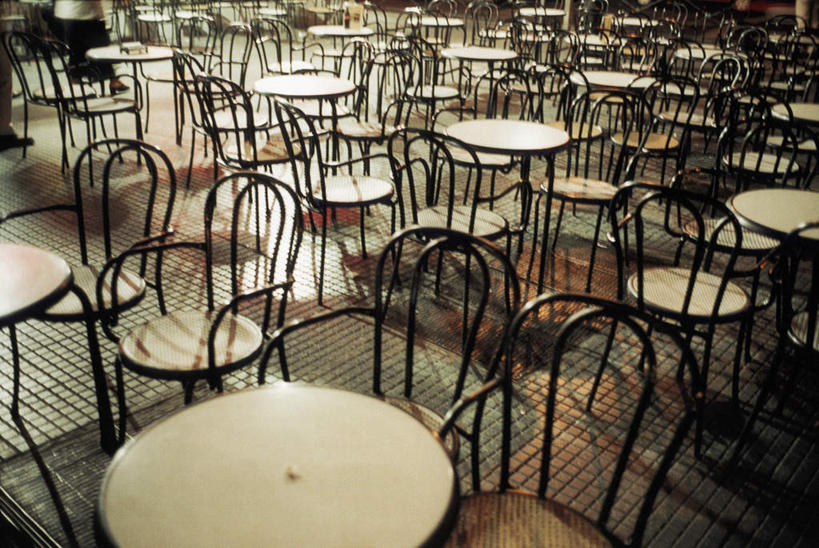 无人,横图,俯视,室内,白天,餐桌,桌子,椅子,许多,阴影,光线,影子,木椅,灯光,很多,座位,排列,餐台,放置,搁置,安排,摆列,坐位,彩图,高角度拍摄,布列,分列