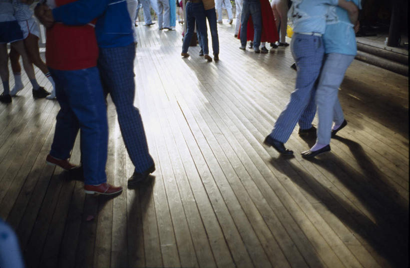 西方人,抱,横图,俯视,室内,白天,跳舞,地板,欧洲,欧洲人,阴影,服装,裤子,光线,影子,灯光,地面,许多人,牛仔裤,休闲装,木地板,衣服,一群人,休闲,休闲服,服饰,抱着,搂着,舞姿,舞池,男人,男性,女人,女性,中年男性,中年女性,白种人,怀抱,搂,搂抱,相抱,拥抱,半身,彩图,高角度拍摄,舞蹈