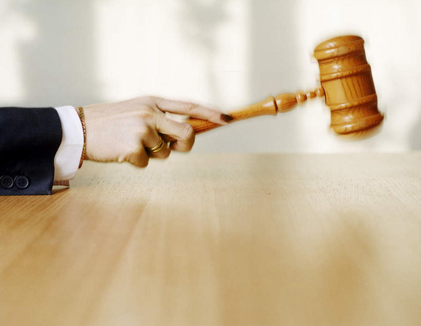 西方人,一个人,法官,横图,室内,白天,侧面,工作服,制服,爱情,桌子,欧洲,欧洲人,仅一个年轻女性,仅一个女性,仅一个人,握,阴影,光线,影子,办公桌,灯光,浪漫,拿,拿着,装饰品,戒指,饰品,首饰,拍卖槌,拍卖锤,恩爱,决定,握着,信物,权利,法槌,手饰,工作制服,法锤,决议,决意,抉择,年轻女性,女人,女性,白种人,半身,彩图,工作套服,公平,判事,推事