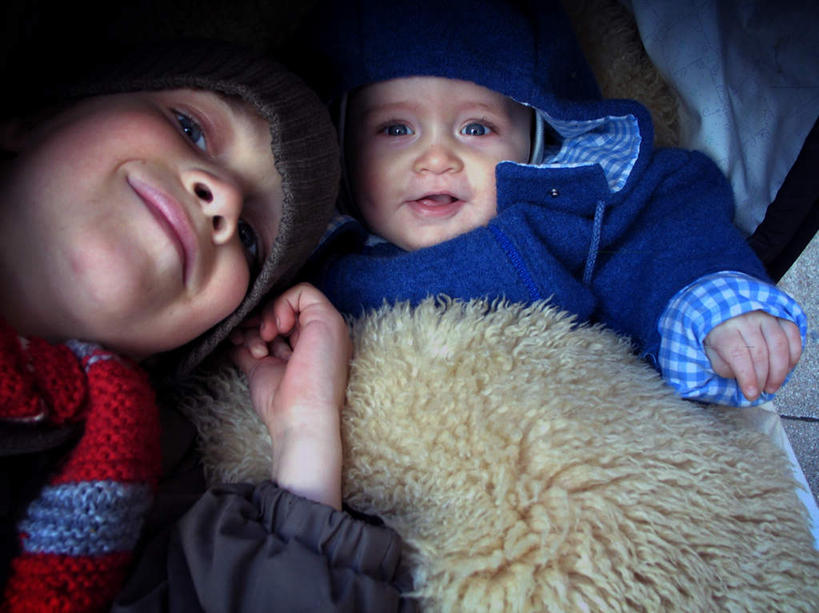 西方人,儿童,两个人,兄弟,站,蹲,笑,微笑,横图,室外,白天,仰视,帽子,瑞典,欧洲,欧洲人,阴影,光线,影子,注视,小孩,红色,蓝色,阳光,低头,观察,看,站着,温暖,棉衣,温和,观看,察看,斯堪的纳维亚,关注,北欧,斯堪的纳维亚半岛,温顺,棉帽,瑞典王国,和缓,和煦,暖和,温煦,男孩,男人,男性,白种人,蹲着,站立,半身,彩图,低角度拍摄,男生