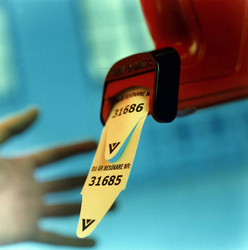 西方人,手,一个人,竖图,室内,白天,仰视,机器,欧洲,欧洲人,仅一个男性,仅一个人,一张,阴影,朦胧,模糊,光线,影子,拿,拿着,买卖,仅一个年轻男性,红色,阳光,手部,生意,单据,交易,业务,票据,单子,男人,男性,年轻男性,白种人,半身,彩图,低角度拍摄