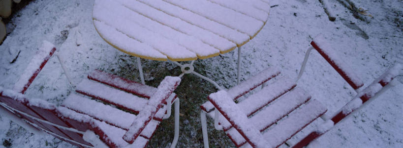 无人,横图,俯视,室外,白天,桌子,椅子,瑞典,欧洲,阴影,破旧,陈旧,光线,影子,庭院,尘埃,阳光,灰尘,尘土,斯堪的纳维亚,北欧,斯堪的纳维亚半岛,瑞典王国,彩图,高角度拍摄