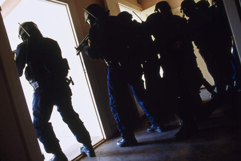 西方人,警察,警卫,站,横图,室内,白天,制服,竞争,欧洲,欧洲人,对抗,握,阴影,冲突,光线,枪支,影子,许多人,拿,拿着,注视,破坏,背面,衣服,阳光,观察,看,站着,一群人,武器,战争,握着,手枪,观看,军人,损坏,察看,急救,军装,攻击,救命,威胁,对立,关注,矛盾,兵器,军服,抢救,防御,枪械,弹夹,敌对,挫败,斗争,抗拒,抗衡,杀伤,威慑,挽救,拯救,救济,子弹夹,危险,男人,男性,年轻男性,白种人,保安,警卫员,看守,卫兵,站立,半身,彩图