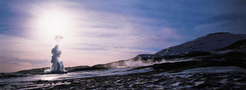 无人,横图,室外,白天,正面,旅游,度假,爆炸,石头,美景,山,山脉,温泉,雾,欧洲,冰岛,阴影,沸腾,朦胧,模糊,光线,光泽,蒸汽,石子,影子,景观,山峰,云,云朵,光芒,山峦,水蒸气,雾气,照射,云彩,娱乐,蓝色,白云,蓝天,天空,阳光,自然,群山,天,享受,休闲,景色,放松,晴朗,气体,自然风光,北欧,照耀,爆发,光辉,冰岛共和国,间歇泉,蒸发,毫光,暴发,发作,映照,石块,岩石,晴空,彩图
