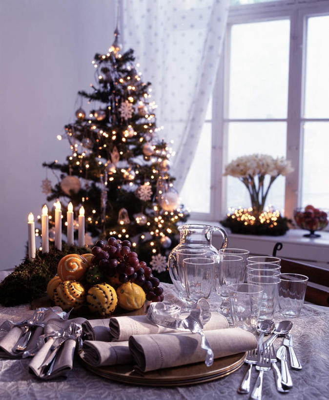 无人,竖图,室内,白天,正面,节能,植物,窗户,窗帘,杯子,餐具,照明,圣诞节,阴影,节日,环保,庆祝,装饰,光线,彩灯,叉子,灯泡,影子,勺子,墙,灯光,圣诞树,文化,玻璃窗,墙壁,墙面,玻璃制品,灯,节能灯,树,树木,绿色,阳光,自然,帘子,水杯,灯具,调羹,汤匙,庆典,遮阳,花灯,生长,能源,成长,纪念,华丽,修饰,照亮,点缀,照明设备,低碳,餐叉,照明工具,衬托,美观,雅致,雅观,荧光灯,火焰灯泡,尖形灯泡,烛形灯泡,玻璃杯,进餐用具,彩图