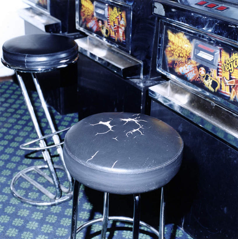 无人,竖图,俯视,室内,特写,白天,游戏,赌博,贪欲,竞争,椅子,纺织品,阴影,装饰,光线,毛毯,毯子,影子,玩,娱乐,刺激,纺织,垫子,休闲,温暖,赌场,活动,吧椅,华丽,修饰,点缀,发泄,消遣,智力,赌博机,赌具,老虎机,博彩,投机,侥幸,欲望,宣泄,衬托,美观,雅致,雅观,吧台椅,酒吧椅,柏青嫂,玩耍,嬉戏,彩图,高角度拍摄,胜负,输赢,娱乐场