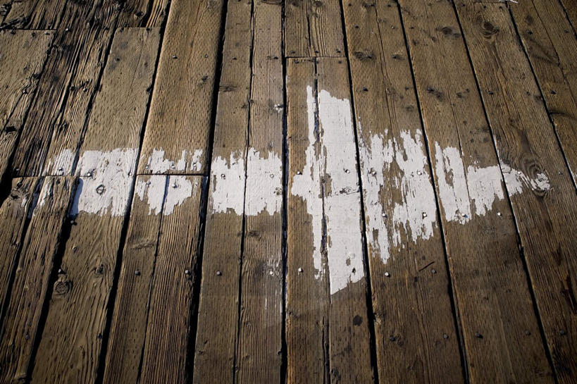 无人,横图,俯视,室外,特写,白天,地板,阴影,古老,光线,影子,地面,方向,木地板,箭头,一个,白色,阳光,单个,磨损,卫生,指向,纯真,簇,洁净,光明,恬静,中间色,朴素,清白,彩图,高角度拍摄