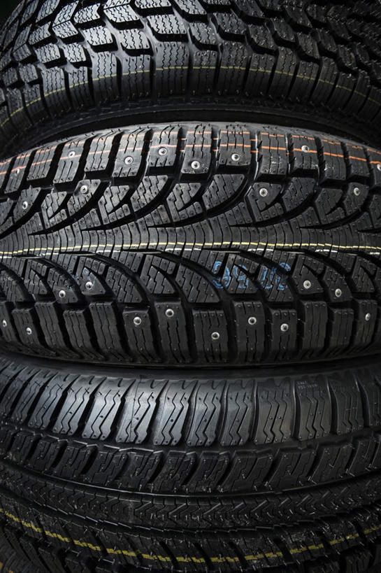 无人,竖图,室内,特写,白天,正面,神秘,安全,静物,阴影,花纹,光线,影子,防护,三个,黑色,轮胎,橡胶,保护,严肃,庄重,斑纹,保险,防滑,橡胶制品,含蓄,保全,周全,安稳,安定,沉静,中间色,平安,彩图