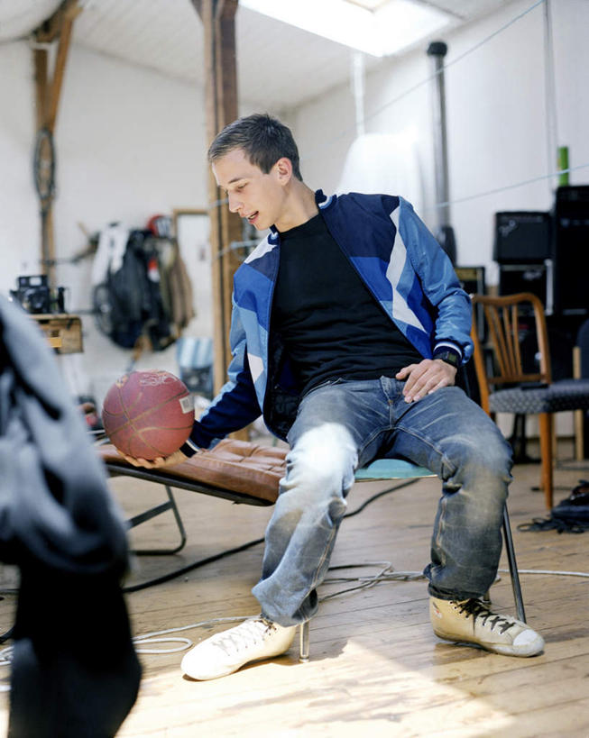 西方人,一个人,健身房,坐,竖图,室内,白天,正面,篮球,椅子,欧洲,欧洲人,仅一个男性,仅一个人,一把,握,服装,朦胧,模糊,篮球装备,拿,拿着,扭头,注视,休闲装,运动器械,仅一个年轻男性,一个,衣服,观察,看,转头,休闲,休闲服,健身器械,握着,服饰,转身,单个,观看,察看,关注,健身器材,篮球运动,回身,男人,男性,年轻男性,白种人,坐着,半身,彩图,健身馆,运动器材