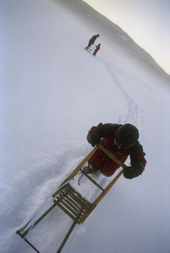 西方人,三个人,站,走,推,竖图,俯视,室外,白天,雪,大雪,帽子,欧洲,欧洲人,一堆,阴影,堆叠,堆积,服装,装饰,光线,影子,积雪,雪景,冬季,冬天,注视,车,衣服,蓝色,蓝天,天空,阳光,手套,交通工具,天,观察,看,站着,温暖,寒冷,服饰,观看,羽绒服,堆,保暖,华丽,雪橇,点缀,察看,御寒,关注,载具,雪橇车,衬托,美观,雅致,雅观,棉帽,严寒,冬装,男人,男性,年轻男性,白种人,步行,散步,站立,走路,彩图,高角度拍摄,全身