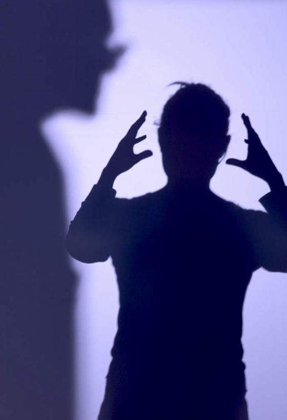 西方人,两个人,站,举,竖图,室内,白天,欧洲,欧洲人,阴影,服装,朦胧,模糊,光线,影子,墙,注视,休闲装,墙壁,墙面,背面,衣服,阳光,观察,看,托,站着,休闲,休闲服,服饰,观看,坚硬,察看,关注,坚固,坚挺,男人,男性,年轻男性,年轻女性,女人,女性,白种人,举起,举手,举着,向上举,向上伸,向上托,站立,半身,彩图