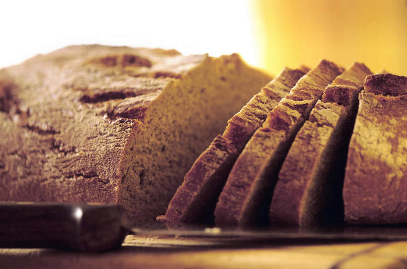 点心,面包,无人,横图,室内,特写,白天,正面,早餐,桌面,桌子,一排,切开,阴影,整齐,并列,并排,光线,木制,影子,灯光,食品,面点,案板,砧板,食物,糕点,排列,木制品,切,队列,平行,剖面,切面,彩图,早饭