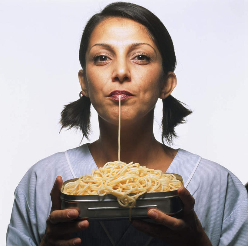 面食,面条,意大利面,西方人,脸,头,脸颊,一个人,捧,吃,横图,室内,特写,白天,白色背景,正面,西餐,欧洲,欧洲人,仅一个年轻女性,仅一个女性,仅一个人,一堆,阴影,堆叠,堆积,光线,影子,灯光,面,料理,食品,食物,西式,摄影,影棚,堆,充满,充溢,满盈,年轻女性,女人,女性,白种人,头部,脸部,脸蛋,面部,端,端着,嚼,捧着,食,手捧,半身,彩图,影棚拍摄,拍摄