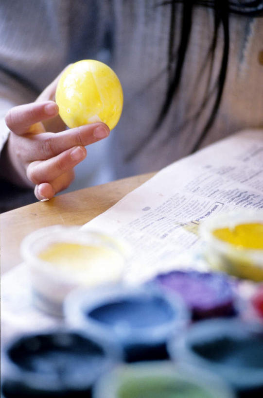 西方人,一个人,坐,竖图,室内,白天,正面,欧洲,复活节,欧洲人,仅一个男性,仅一个人,握,阴影,服装,节日,庆祝,光线,影子,蛋,拿,拿着,休闲装,文化,仅一个年轻男性,衣服,阳光,庆典,休闲,休闲服,握着,服饰,纪念,颜料盒,彩蛋,复活节彩蛋,男人,男性,年轻男性,白种人,坐着,半身,彩图