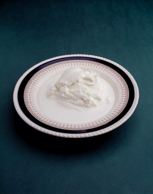 牛奶,无人,竖图,俯视,室内,特写,白天,餐具,蓝色背景,碟子,盘,饮品,营养,饮料,一个,盘子,碟,摄影,影棚,单个,乳制品,奶,安神,彩图,高角度拍摄,影棚拍摄,拍摄