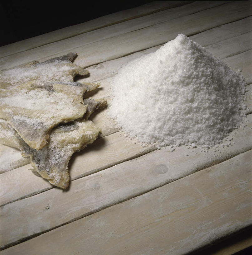 无人,竖图,室内,特写,白天,正面,餐桌,桌子,一堆,阴影,堆叠,堆积,光线,影子,调料,盐,调味品,调味料,食盐,阳光,餐台,堆,彩图