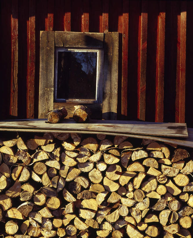 无人,家,竖图,室外,白天,正面,旅游,度假,窗户,落地窗,一堆,一幢,许多,阴影,堆叠,堆积,光线,木材,影子,房屋,屋子,很多,娱乐,楼房,玻璃窗,住宅,木柴,阳光,享受,休闲,放松,木料,堆,彩图,房子