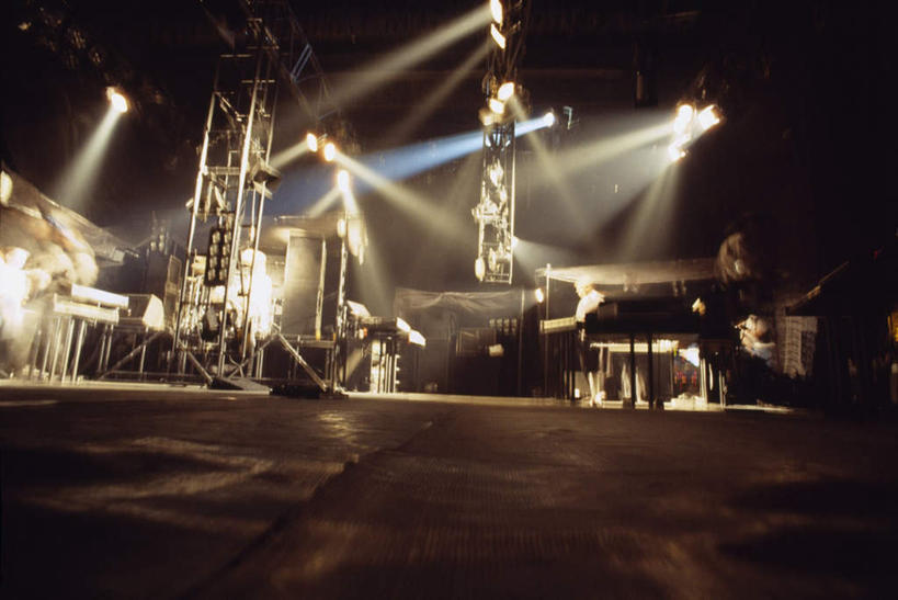 无人,舞台,横图,室内,白天,正面,摆设,金属制品,照明,阴影,光线,金属,影子,灯光,设备,灯,灯具,聚光灯,照亮,照明设备,装备,设置,表演台,彩图