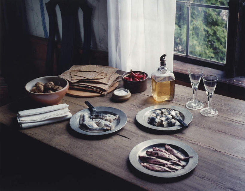 无人,横图,俯视,室内,白天,窗户,窗帘,桌面,桌子,餐具,一堆,阴影,堆叠,堆积,丰富,装饰,光线,木制,碟子,盘,影子,灯光,丰盛,玻璃窗,帘子,盘子,木制品,碟,遮阳,堆,华丽,修饰,点缀,衬托,美观,雅致,雅观,丰硕,丰厚,富厚,厚实,彩图,高角度拍摄