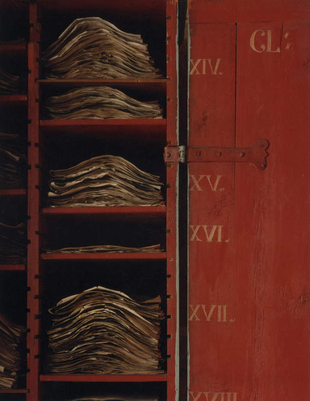 无人,竖图,室内,白天,正面,柜子,一堆,一排,阴影,堆叠,堆积,整齐,并列,并排,光线,材料,档案,文件,影子,纸,灯光,历史,古代,排列,红色,手稿,资料,堆,证明,队列,文档,平行,档案柜,古远,彩图