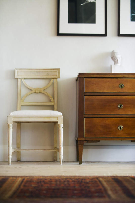 无人,竖图,室内,白天,正面,绘画,柜子,椅子,雕塑,一排,阴影,艺术,整齐,装饰,并列,并排,光线,雕刻,雕像,影子,墙,储物柜,文化,壁画,墙壁,墙面,排列,工艺品,纪念,华丽,修饰,美术,点缀,石膏像,储存,队列,主题,平行,陈列,功能,美学,衬托,美观,雅致,雅观,储备,蕴藏,贮备,画画,彩图,贮存