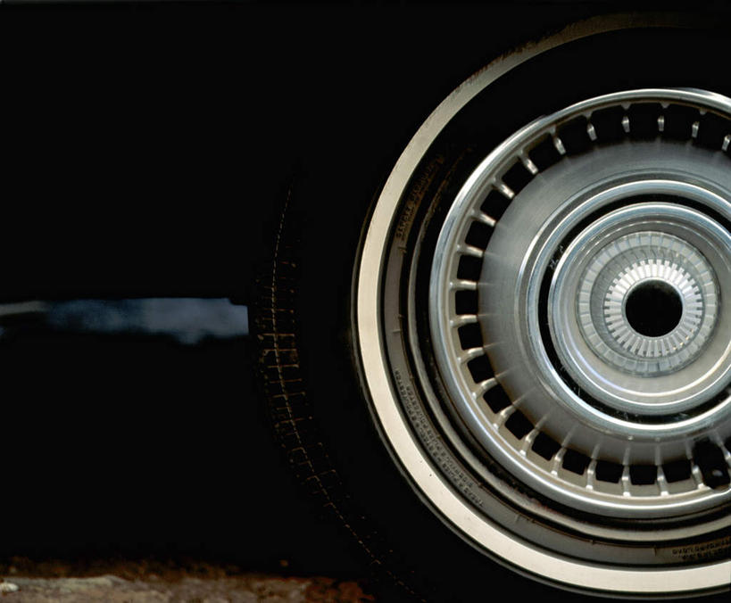 无人,横图,室外,特写,白天,正面,汽车,一辆,阴影,形状,光线,便当,影子,泥土,土壤,车,轮胎,交通工具,轿车,便利,载具,方便,形态,外形,利便,轻易,彩图