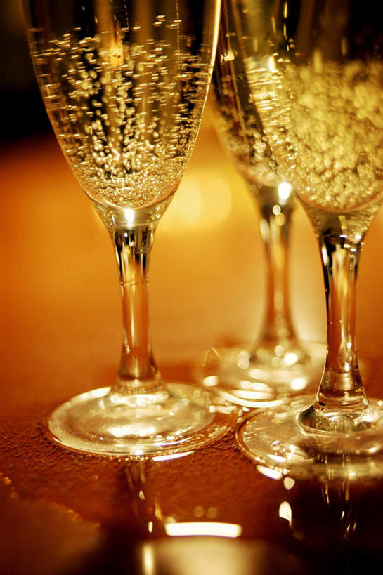 红酒,葡萄酒,无人,竖图,俯视,室内,特写,白天,餐桌,桌子,杯子,阴影,光线,高脚杯,影子,灯光,红酒杯,白葡萄酒,酒类,玻璃制品,酒,饮料,三个,酒杯,餐台,充满,充溢,满盈,玻璃杯,彩图,高角度拍摄