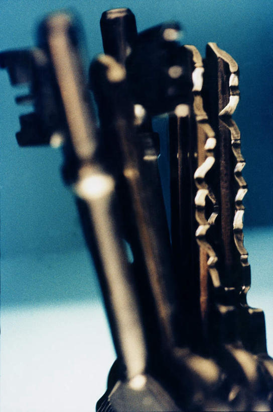 无人,竖图,室内,特写,白天,正面,自由,安全,金属制品,一排,许多,阴影,整齐,并列,并排,粗糙,光线,金属,材料,影子,灯光,防护,钥匙,很多,排列,高低,保护,凹凸,毛糙,挑选,开启,队列,封闭,保险,选择,私密,平行,保全,周全,安稳,安定,防盗,质料,平安,自在,彩图,粗拙