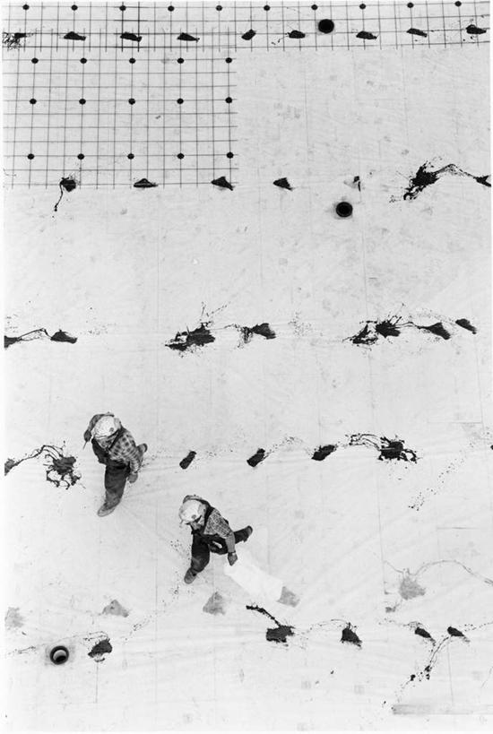 无人,竖图,俯视,黑白,室内,白天,指示牌,许多,阴影,花纹,光线,密集,标志,文字,影子,灯光,标识,鳞集,辘集,麋集,高角度拍摄