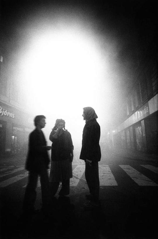 西方人,三个人,家,站,说,竖图,黑白,室外,白天,正面,讨论,欧洲,欧洲人,阴影,光线,影子,房屋,屋子,人行道,灯光,背光,楼房,住宅,站着,昏暗,阴暗,幽暗,逆光,暗淡,阴晦,交流,男人,男性,女人,女性,中年男性,中年女性,白种人,沟通,讲话,交谈,商讨,说话,谈话,站立,全身,房子