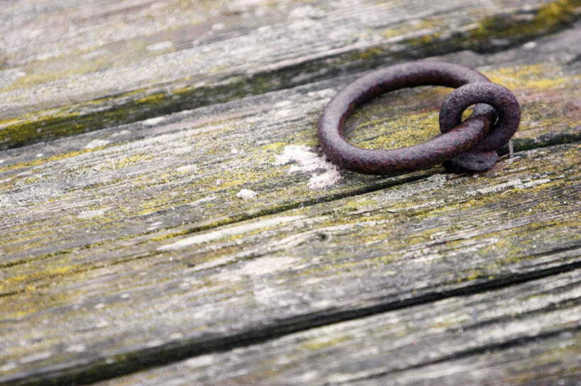 无人,横图,俯视,室外,白天,阴影,破旧,陈旧,生锈,光线,木板,影子,青苔,苔藓,一个,阳光,腐蚀,侵蚀,拉环,陈腐,腐化,锈迹斑斑,彩图,高角度拍摄