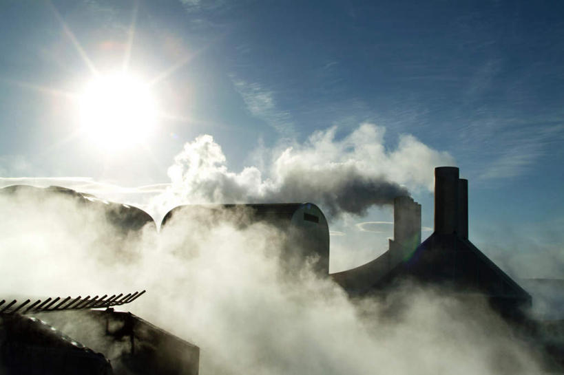 无人,工厂,横图,室外,白天,仰视,烟囱,太阳,欧洲,冰岛,阴影,光线,影子,烟雾,云,云朵,云彩,蓝色,白云,蓝天,天空,阳光,天,污染,北欧,冰岛共和国,炫光,彩图,低角度拍摄,工地,制造厂