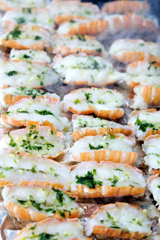 海鲜,无人,竖图,俯视,室外,白天,餐具,一排,整齐,碟子,盘,调味,香料,佐料,美味,水产,海洋生物,排列,盘子,碟,配料,队列,水生动物,海产品,水生物,海底动物,作料,甘旨,厚味,鲜味,彩图,高角度拍摄