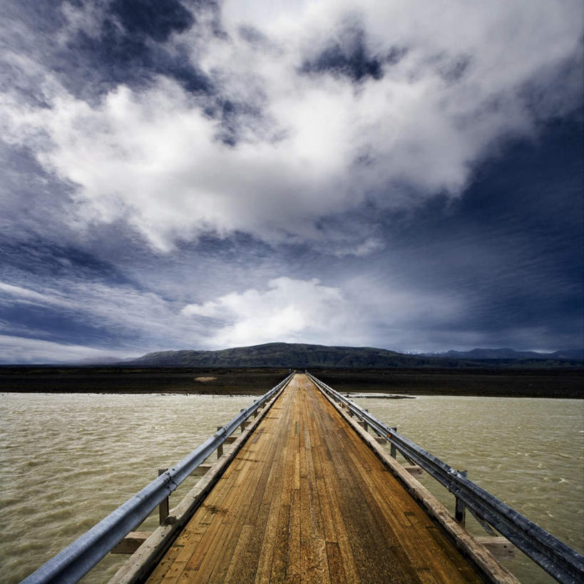 无人,栏杆,方图,俯视,室外,白天,旅游,度假,河流,石头,美景,山,山脉,水,欧洲,冰岛,一排,阴影,整齐,光线,木板,石子,影子,河水,景观,山峰,水流,云,云朵,围栏,桥,木桥,山峦,云彩,娱乐,护栏,栈桥,排列,蓝色,白云,蓝天,天空,阳光,自然,群山,天,享受,休闲,景色,放松,晴朗,人行桥,木板桥,队列,自然风光,北欧,浑浊,冰岛共和国,污浊,混浊,石块,岩石,晴空,彩图,高角度拍摄
