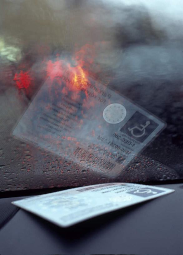 无人,病人,竖图,俯视,室内,白天,雨,暴雨,大雨,玻璃,一张,玻璃制品,蓝色,倒影,细雨,证明,倒映,残疾,残疾人,伤残,残障,弱势群体,反照,患者,就医者,小雨,彩图,高角度拍摄