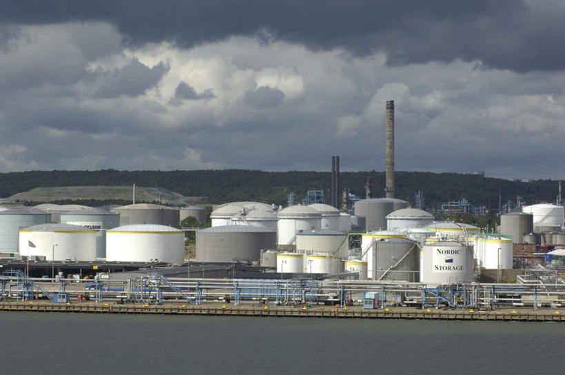 无人,工厂,横图,室外,白天,正面,烟囱,河流,水,摆设,瑞典,欧洲,平静,河水,水流,乌云,云,阴天,云朵,拥堵,拥挤,云彩,设备,管道,天空,天,安静,宁静,污染,昏暗,阴沉,斯堪的纳维亚,静谧,北欧,斯堪的纳维亚半岛,装备,首府,传染,沉静,恬静,安祥,僻静,清静,太平,哥德堡,瑞典王国,设置,西约塔兰省,彩图,工地,制造厂