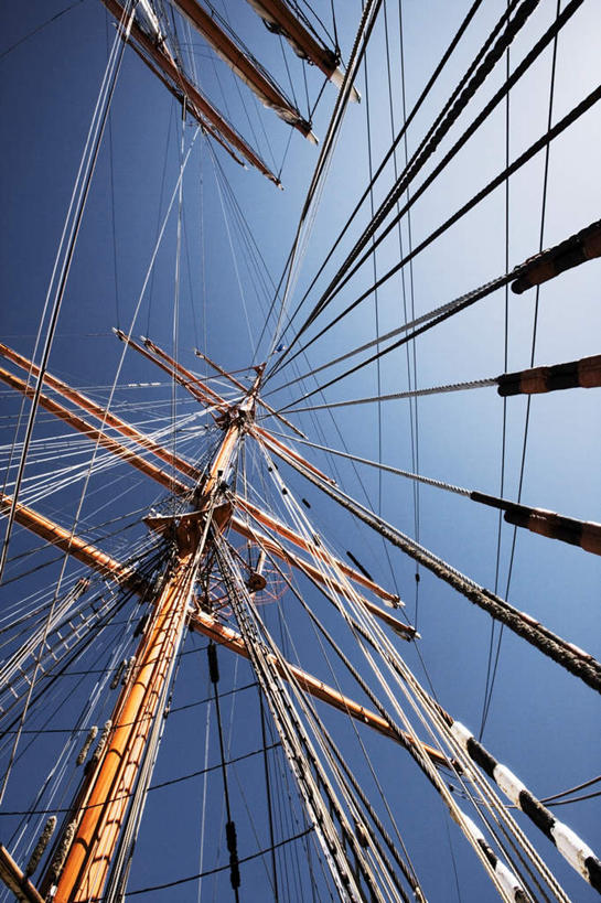 帆船,无人,竖图,室外,白天,仰视,旅游,度假,美景,船,一艘,阴影,光线,影子,景观,娱乐,蓝色,蓝天,天空,阳光,自然,绳子,交通工具,天,享受,休闲,线绳,景色,放松,晴朗,绳索,舵,自然风光,载具,万里无云,帆樯,桅竿,晴空,晴空万里,彩图,低角度拍摄