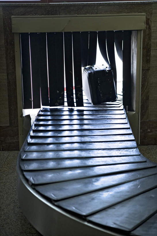 无人,搬运,竖图,室内,白天,正面,阴影,传输,光线,拉杆箱,旅行箱,影子,一个,阳光,行李箱,箱子,运输,单个,出差,传送带,便利,传送,载具,传输带,方便,彩图,旅行