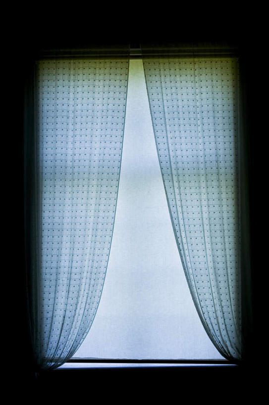 无人,家,竖图,室内,白天,正面,窗户,窗帘,一幢,阴影,朦胧,模糊,装饰,光线,影子,房屋,屋子,楼房,玻璃窗,住宅,阳光,帘子,遮阳,华丽,修饰,点缀,衬托,美观,雅致,雅观,彩图,房子