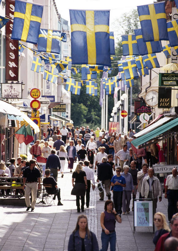 西方人,家,走,竖图,室外,白天,正面,旅游,度假,美景,城市风光,城市,建筑,街道,旗帜,瑞典,欧洲,欧洲人,行人,吊挂,悬挂,阴影,光线,影子,房屋,屋子,景观,公寓,建筑群,集市,许多人,挂,娱乐,标识,旗子,建设,洋房,标记,楼房,路人,住宅,阳光,一群人,享受,休闲,景色,放松,斯堪的纳维亚,北欧,斯堪的纳维亚半岛,首府,旌旗,旗号,表记,标帜,三面,哥德堡,瑞典王国,西约塔兰省,男人,男性,女人,女性,中年男性,中年女性,白种人,步行,走路,彩图,全身,房子